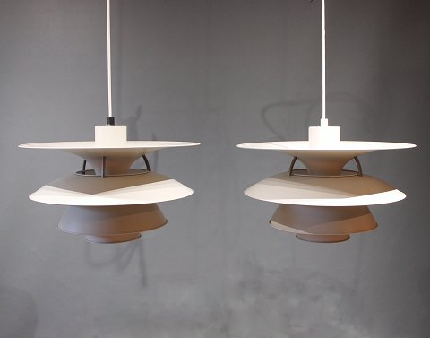 Et par Charlottenborg pendler, PH 5-4½, af Sophus Frandsen og Ebbe Christensen.
