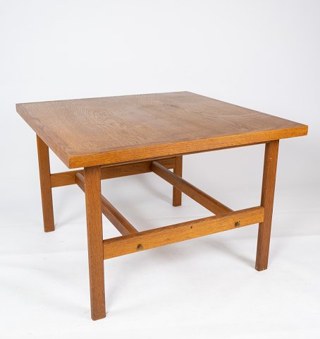 Sofabord i sæbebehandlet eg designet af Hans J. Wegner fra 1960erne. 
