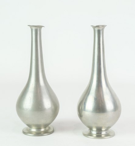 Par blomster vaser, Just Andersen, Tin, nr. 1457 
Flot stand
