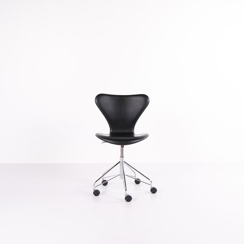 Seven Office chair - Model 3117 - Black leather - Swivel function - Arne Jacobsen - Fritz Hansen