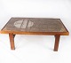 Sofabord i teak med klinker af dansk design fra 1960erne.
