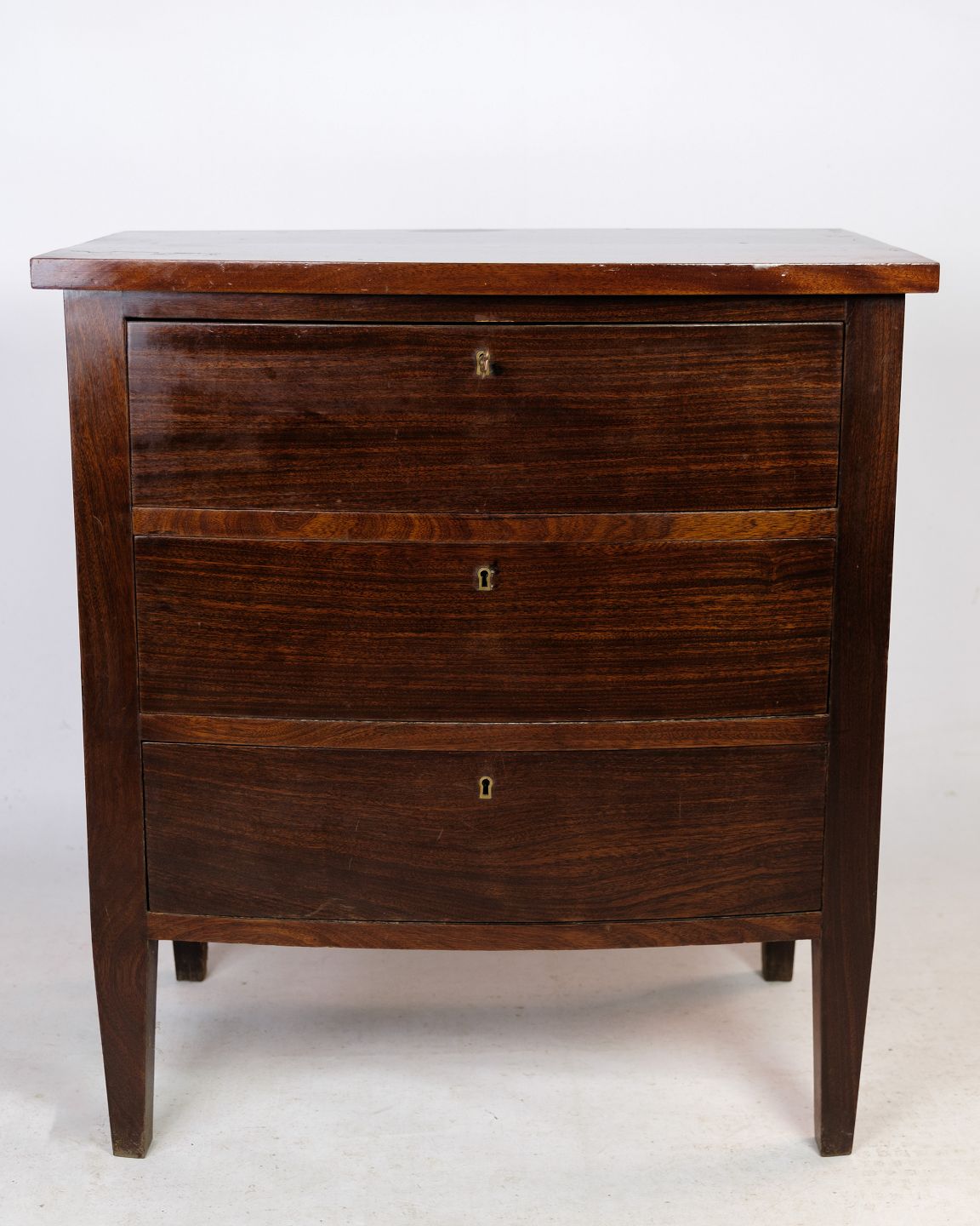 Sædvanlig hensynsfuld linje Buet kommode, mahogni, tre skuffer, 1890 * Flot stand * - Osted Antik & Design Sædvanlig hensynsfuld linje Buet kommode, mahogni, tre skuffer, 1890 * Flot stand * - Osted Antik & Design